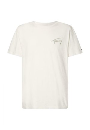 Biały t-shirt z krótkimi rękawami i okrągłym dekoltem z małym zielonym logo "Tommy" na lewej piersi oraz małą naszywką flagi na lewym rękawie.