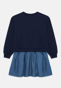 Sweatshirt azul-marinho com mangas longas e saia azul franzida, feita de tecido macio. Design simples, adequado para uso casual.