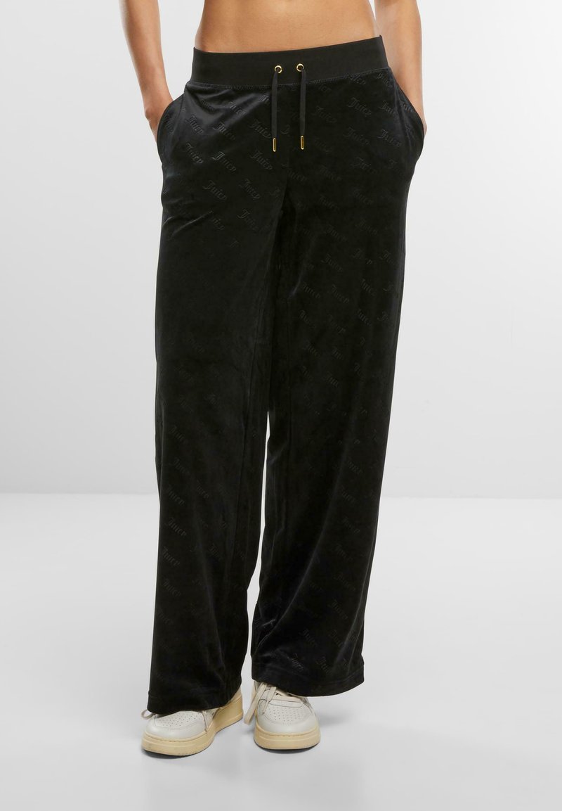 Schwarze Velours-Jogginghosen mit elastischem Taillenbund, Kordelzugverschluss und seitlichen Taschen; mit einem durchgehenden, geprägten Logomuster.