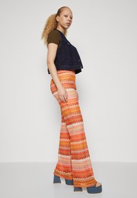 VILA VIJOE PANTS - Nadrágok - orange tiger multi