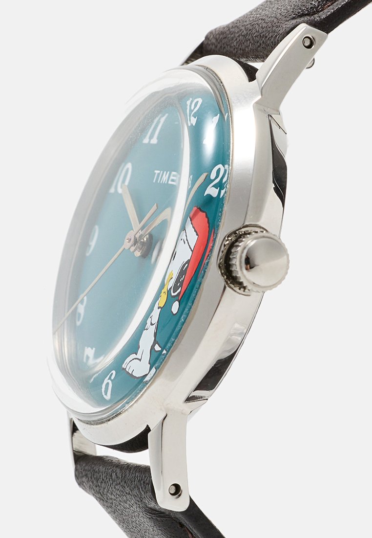 Reloj redondo con esfera azul, caja plateada, correa de cuero negra, números blancos, agujas plateadas y Snoopy con gorro de Santa en la esfera.