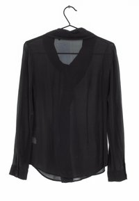 Schwarze, transparente Bluse mit langen Ärmeln, einem V-ausschnitt und Knopfmanschetten. Der Stoff hat eine leichte, fließende Textur und einen abgerundeten Saum.