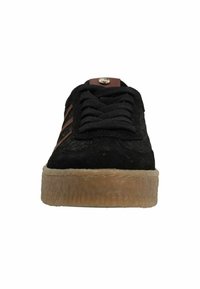 Zwarte suède sneaker met een gestructureerd oppervlak, ronde neus en bruine accenten. Voorzien van zwarte veters en een rubberen zool met een lichte verhoging.