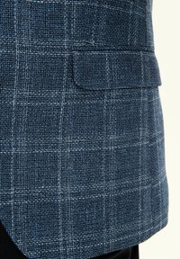 Marineblauer Blazer aus strukturiertem Stoff mit einem dezenten Karomuster und einer einzelnen Brusttasche auf der linken Seite.