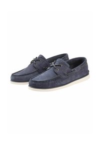 Marineblaue Wildlederschuhe im Bootsstil weisen ein niedriges Profil, ein Schnürdesign, eine weiße Gummisohle und dekorative Nähte entlang der Kanten auf.