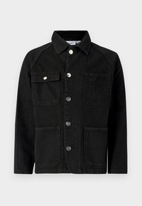 Čierna rifľová bunda s golierom, patentkami, dvoma náprsnými vreckami a dvoma spodnými nášivkovými vreckami. Hladká textúra a štruktúrovaný strih.