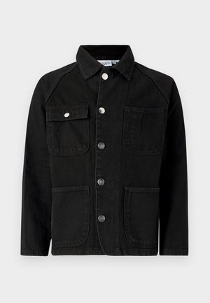 Giacca in denim nera con collo a camicia, bottoni a pressione, due tasche sul petto anteriori e due tasche a toppa inferiori. Tessuto dalla texture liscia e vestibilità strutturata.