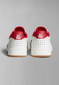Hvide lædersneakers med røde detaljer, flad gummisål, perforeret detaljerings på bagsiden og et logo på hælen.