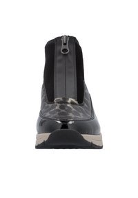 Bottine zippée noire et grise avec une finition en cuir verni brillant, tige texturée, semelle rembourrée et un subtil motif léopard.