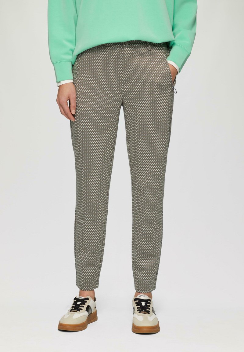 Lekka, wzorzysta para spodni w zielono-beżowym kolorze, o dopasowanym kroju, elastycznej talii, bocznych kieszeniach oraz subtelnym geometrycznym wzorze.