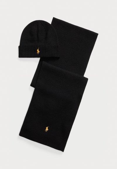 Schwarzes Strickmütze- und Schals-Set. Verfügt über eine gerippte Textur und goldene Logo-Akzente. Weicher Stoff mit einem eleganten Design, geeignet für kaltes Wetter.