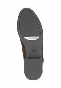Chaussure en daim marron avec une semelle en caoutchouc lisse, dotée d'un bout arrondi et d'un talon subtil. Détails du fabricant et marquages de taille visibles sur la semelle.
