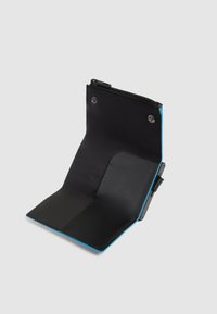 Zwart leren portemonnee met een blauwe accentkleur, voorzien van een ritssluiting, magnetische drukknoopsluiting en een gladde textuur. Opgevouwen open.