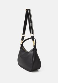 Sac en cuir noir à bandoulière avec quincaillerie dorée, doté d'une texture lisse, d'une poignée supérieure unique et d'une sangle amovible avec un logo.