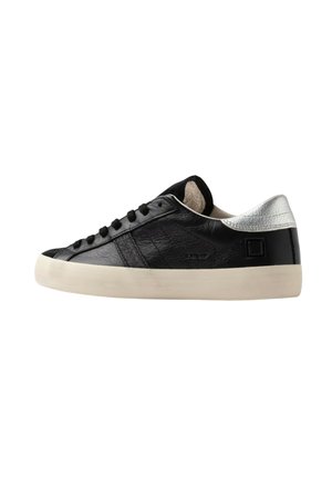 Zwarte lage leren sneaker met zwarte veters, witte zool en metalen zilveren hielstuk, gezien vanaf de buitenkant.