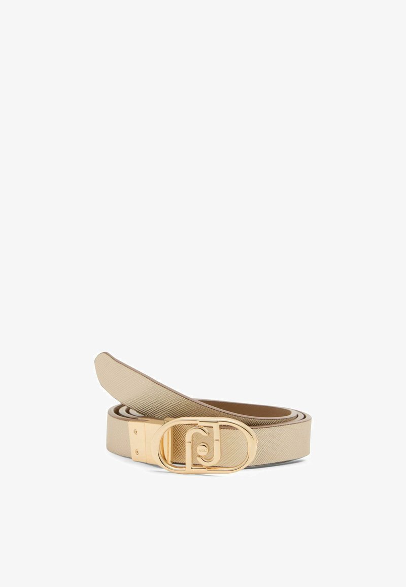 Cintura in finta pelle beige con una finitura testurizzata, caratterizzata da una fibbia ovale dorata con un accento del logo e un lato interno liscio.