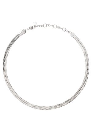 Collar de cadena en tono plateado que presenta un diseño plano entrelazado con una textura suave. Incluye un cierre seguro y longitud de cadena ajustable.