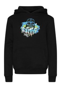 Sudadera negra con capucha que presenta un gráfico de un casco, con texto y acentos en estilo graffiti colorido en azul, verde y rosa. Incluye un bolsillo canguro en la parte delantera.