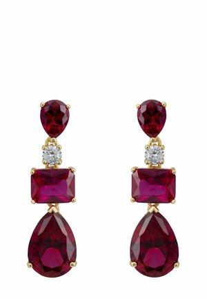 Vörös drágakőből készült fülbevalók, amelyeken körte, négyzet és kerek csiszolás található sárga arany keretben, átlátszó kiegészítőkkel a kontraszt és a látványos érdekesség érdekében.
