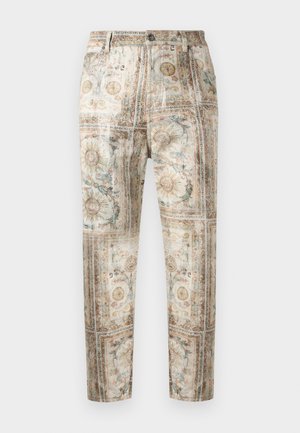 Broek met rechte pijpen en een ingewikkeld vintage-achtig patroon met zonnen, bloemen en decoratieve motieven in zachte tinten.