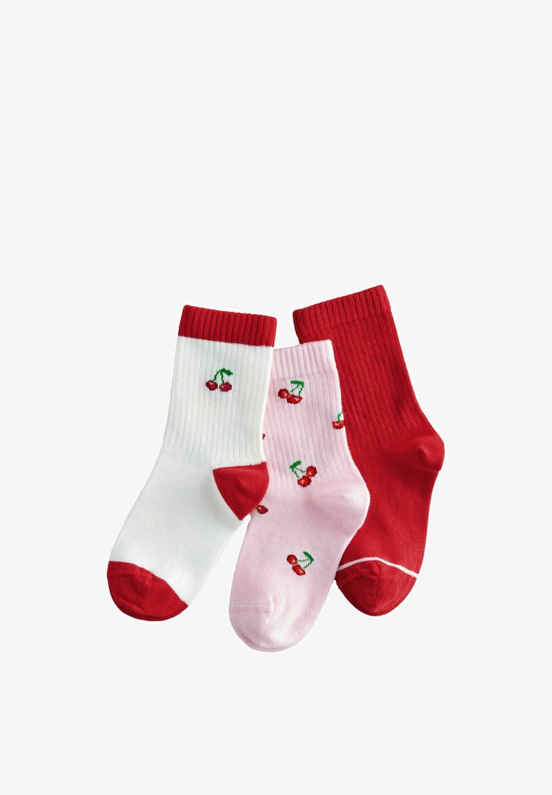 Tre par af bomuldsstrømper: ét hvidt par med røde detaljer og kirsebærmønster, ét lyserødt par med kirsebær, og ét ensfarvet rødt par.