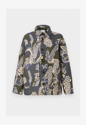 Jacke mit Knopfleiste und grün-blau-beigem botanischem Muster, mit großen Fronttaschen und einem Kragen.
