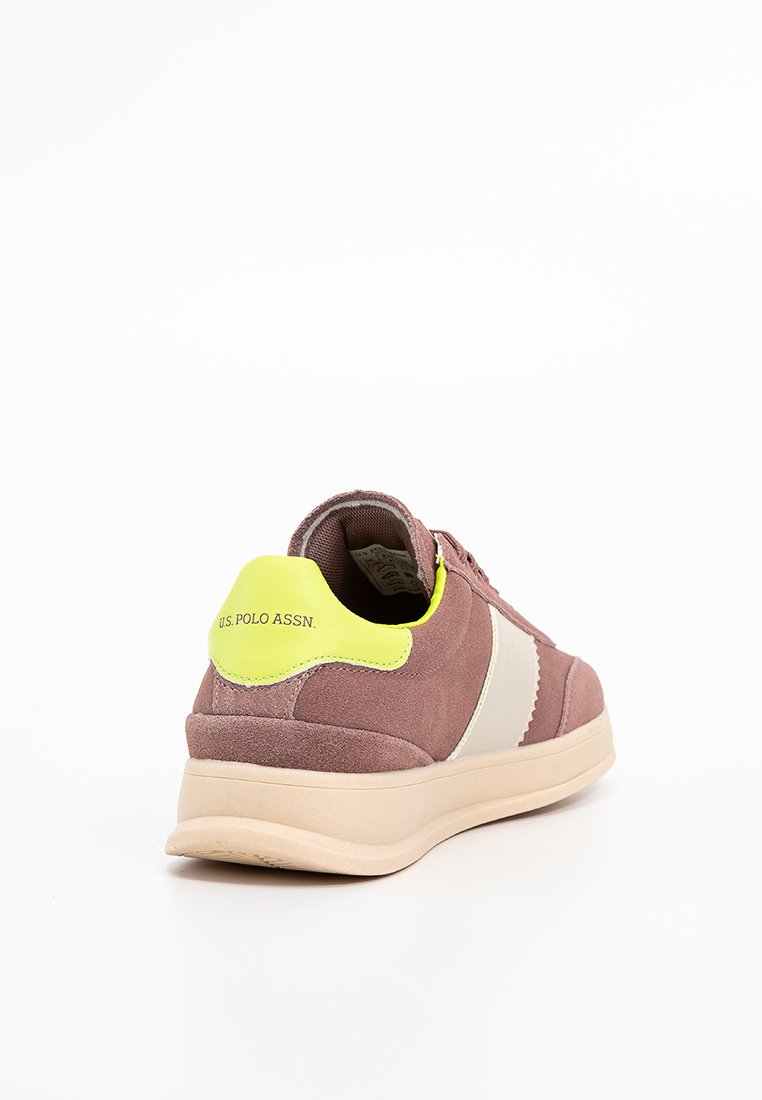 Sneaker in suede marrone con una striscia laterale crema e un dettaglio sul tallone giallo brillante. Presenta una finitura texturizzata e una suola leggera e flessibile.