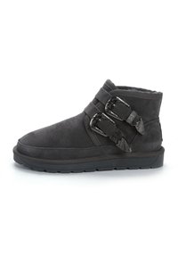 Botas de tobillo de ante gris con dos hebillas decorativas y detalles de costura. Suela de goma con un acabado texturizado. Diseño de punta redonda.