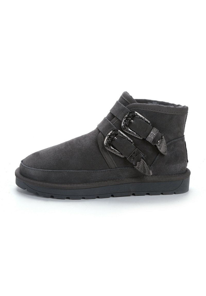Botas de tobillo de ante gris con dos hebillas decorativas y detalles de costura. Suela de goma con un acabado texturizado. Diseño de punta redonda.
