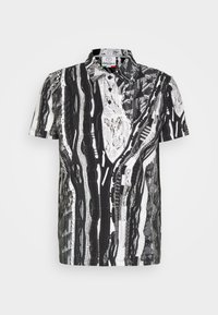 Chemise à manches courtes en noir et blanc, arborant un motif abstrait texturé et un col boutonné. Fabriquée en tissu léger.