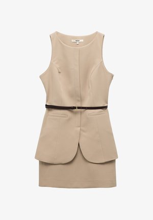 Abito senza maniche beige con corpetto aderente, gonna svasata, due tasche frontali e una cintura marrone che accentua la vita. Texture del tessuto liscia.