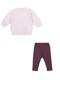 Sudadera lila con tres botones en la parte posterior y leggings burdeos con cinturilla elástica, ambos hechos de una tela suave.