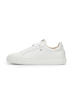 Zapatillas de cuero blanco con un diseño de perfil bajo, punta redonda, cordones planos y una marca sutil. Suela de goma texturizada con un estilo minimalista.