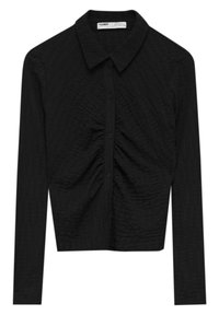 Chemise noire à manches longues avec un col, tissu texturé et détails froncés à l'avant pour une dimension supplémentaire.