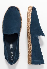Zapatos de espadrilles azul marino con parte superior de suave ante, detalles de yute a lo largo de la suela y una apertura elástica para facilitar su uso. Talla W 7.5.
