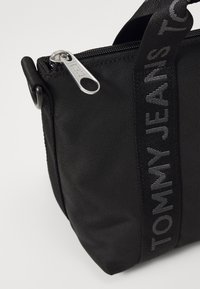 Tommy Jeans DAILY MINI TOTE - Mala de mão - black