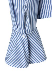 Blau-weißer gestreifter Stoff mit einer glockenförmigen Manschette, ausgestattet mit einer Knopfverschluss und einer glatten Textur.