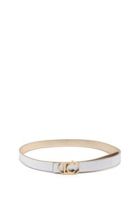 Cinturón de cuero plateado con hebilla de tono dorado, que presenta una textura suave y un diseño delgado. Minimalista y elegante con un brillo sutil.