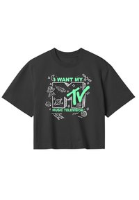 Sort kortærmet T-shirt med grøn tekst, der står "JEG VIL HAVE MIT MTV" og hvide doodles af rumtemaer som raketter og planeter.