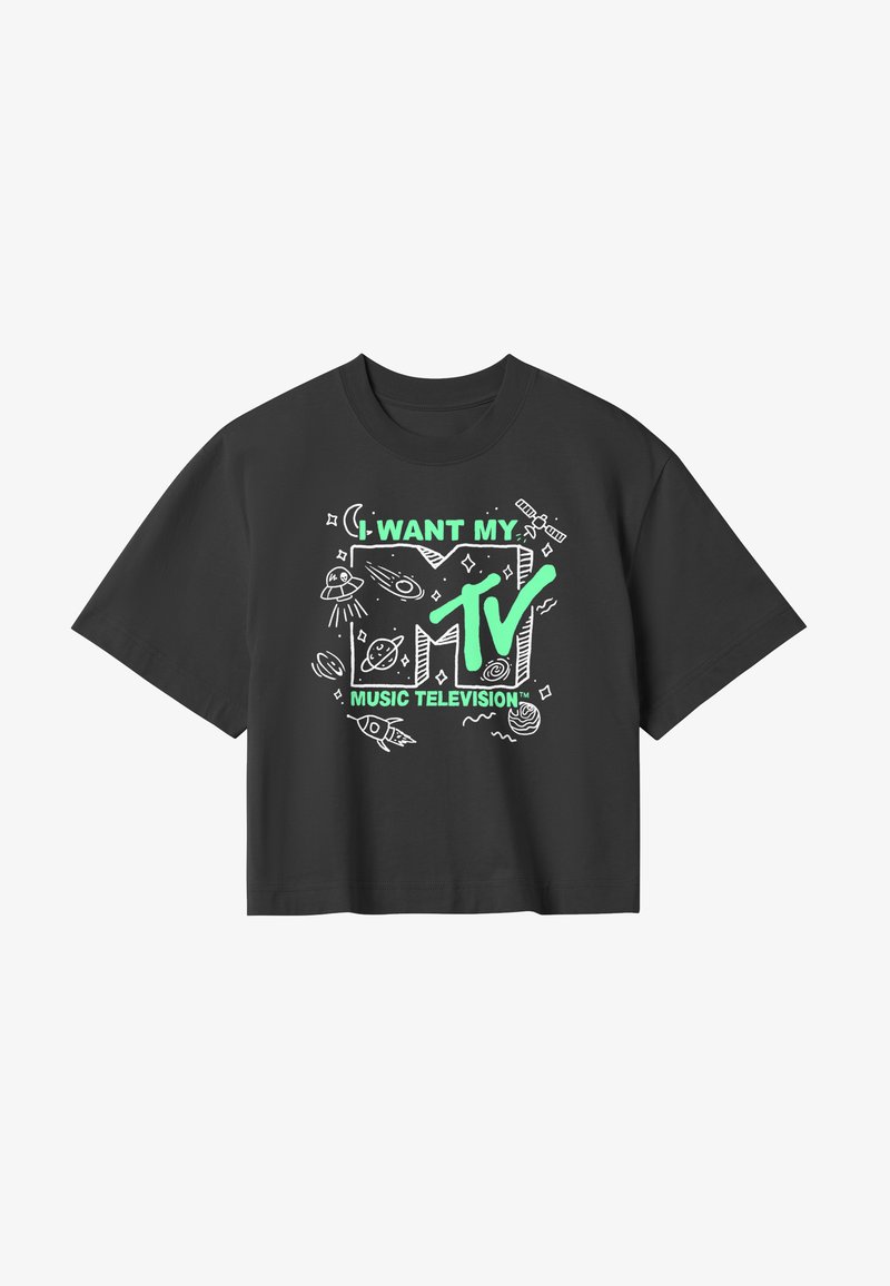 Sort kortærmet T-shirt med grøn tekst, der står "JEG VIL HAVE MIT MTV" og hvide doodles af rumtemaer som raketter og planeter.