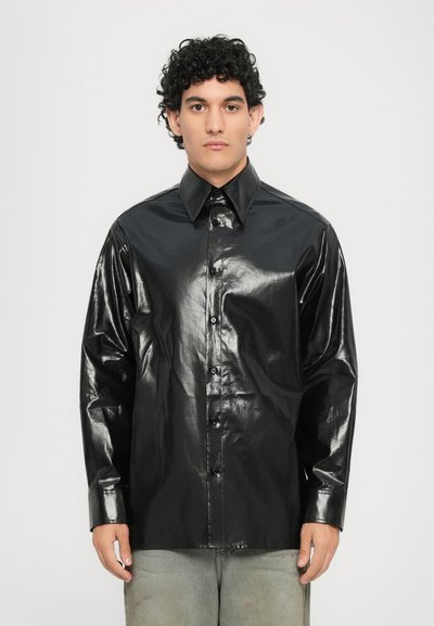 Zwarte, glanzende oversized button-up shirt met een puntige kraag, lange mouwen en een sluiting met knopen aan de voorkant, gemaakt van een glanzend synthetisch materiaal.