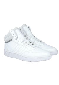 Sneakers bianchi alte con pelle liscia e dettagli in rete. Presentano lacci, design con tre strisce e suola in gomma testurizzata.