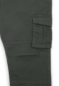 Pantaloni cargo verde scuro realizzati in tessuto resistente, con una tasca a falda laterale e dettagli a doppio punto lungo le cuciture.