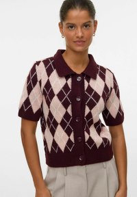 Cardigan sans manches de couleur bordeaux avec un motif argyle en rose et crème, doté d'un col classique et de six boutons sur le devant.