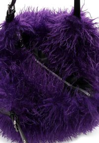 SURI FREY KEELY - Käsilaukku - violet