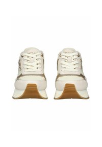 Baskets blanches en cuir avec des accents texturés, bout rond, design à lacets et semelle en caoutchouc getée. Présente des détails de logo sur les côtés.