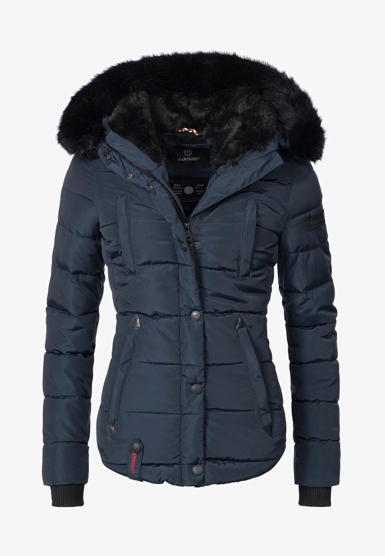Veste matelassée bleu marine avec capuche en fausse fourrure ; fermeture éclair, deux poches avant et poignets côtelés ; matière imperméable avec design matelassé.