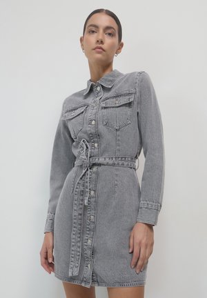 Grau denim Hemdkleid mit langen Ärmeln, Knopfverschluss vorne, zwei Brusttaschen und einem taillierten Bund, mit einer leicht ausgewaschenen Textur.