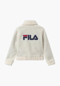 Cremefarvet fleecejakke med krave, elastiske ærmer og et Fila-logo i blå og rød på ryggen. Tekstureret, hyggeligt stof.