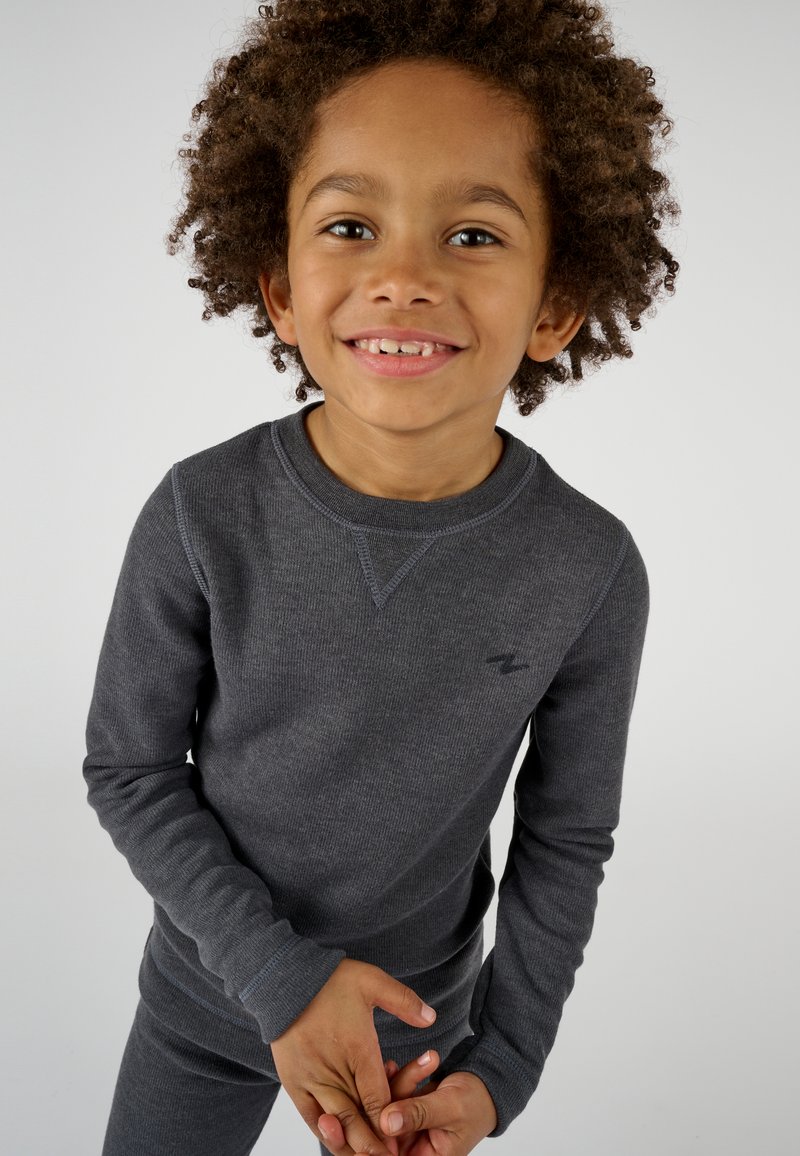 Graues langärmliges Thermoshirt mit Rundhalsausschnitt und geripptem Struktur, mit kleinem Logo auf der Brust. Glattes, figurbetontes Design.